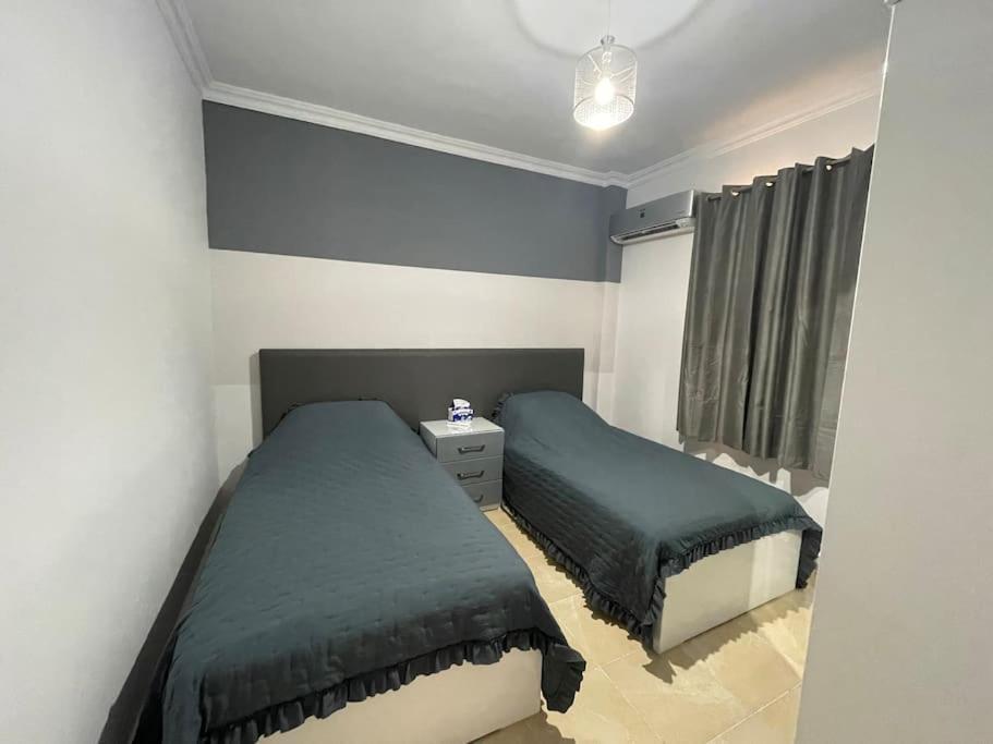 Lovely 3 Bedroom Ground Floor Flat. Private Garden Apartment *