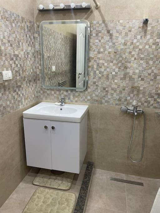 Lovely 3 Bedroom Ground Floor Flat. Private Garden *