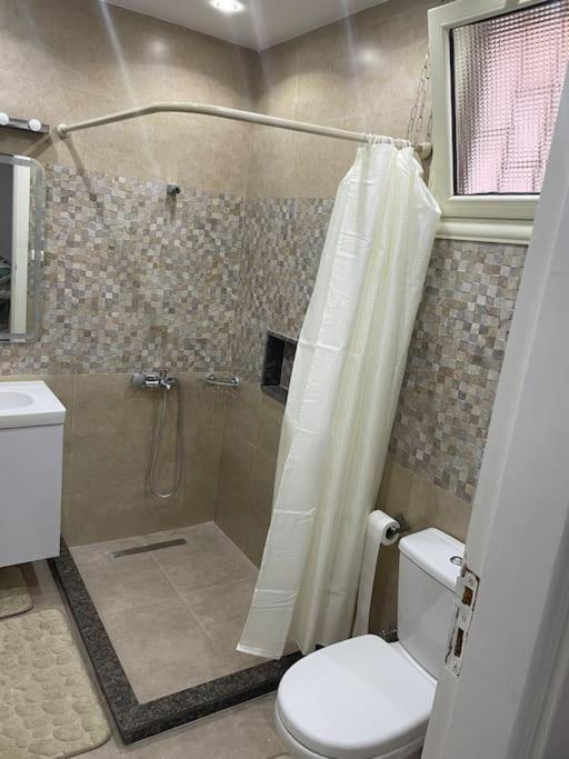 Lovely 3 Bedroom Ground Floor Flat. Private Garden Appartement Le Caire